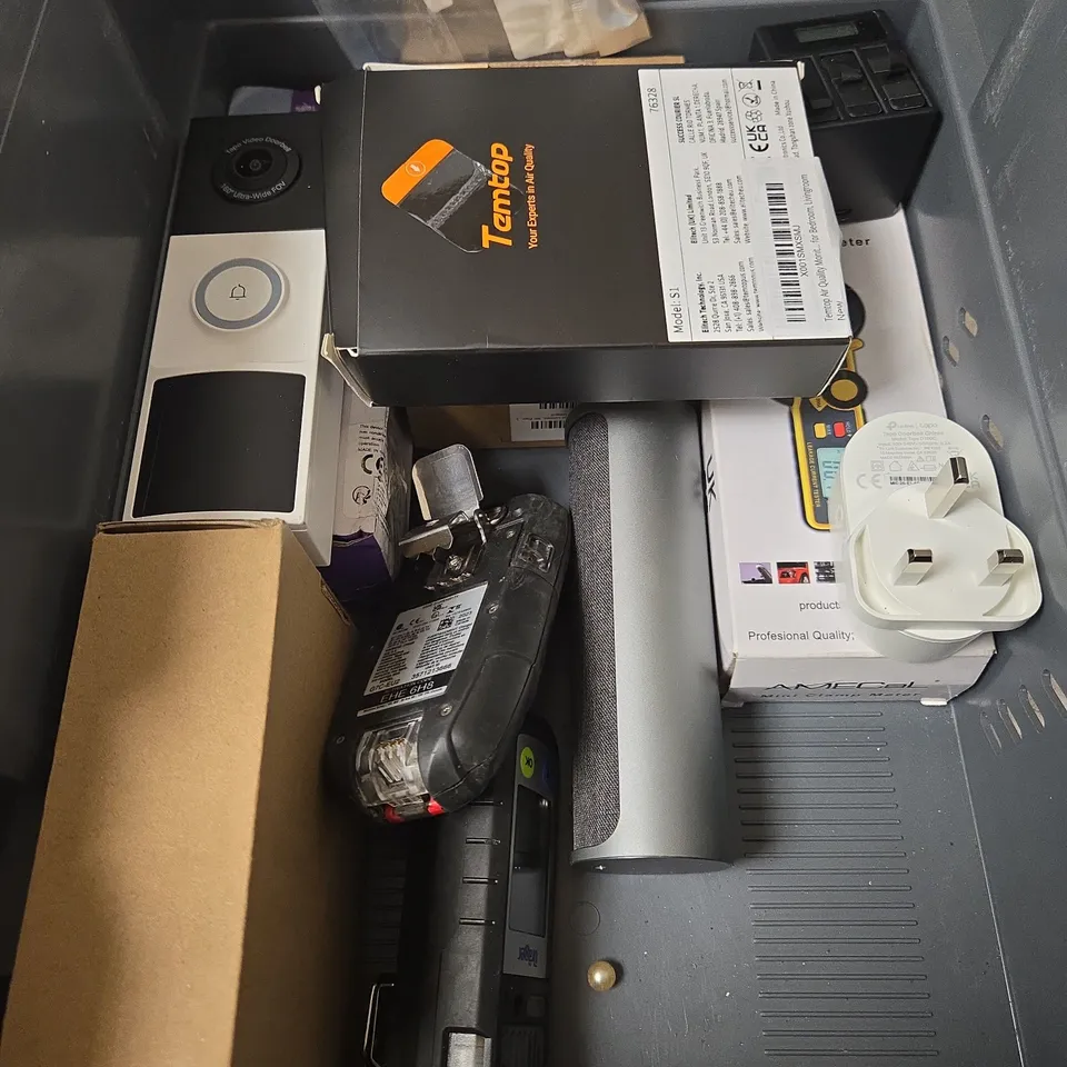 APPROXIMATELY 10 ASSORTED ELECTRICAL PRODUCTS TO INCLUDE SMOKE ALARM, PLUG ADAPTER, HANDHELD FAN ETC