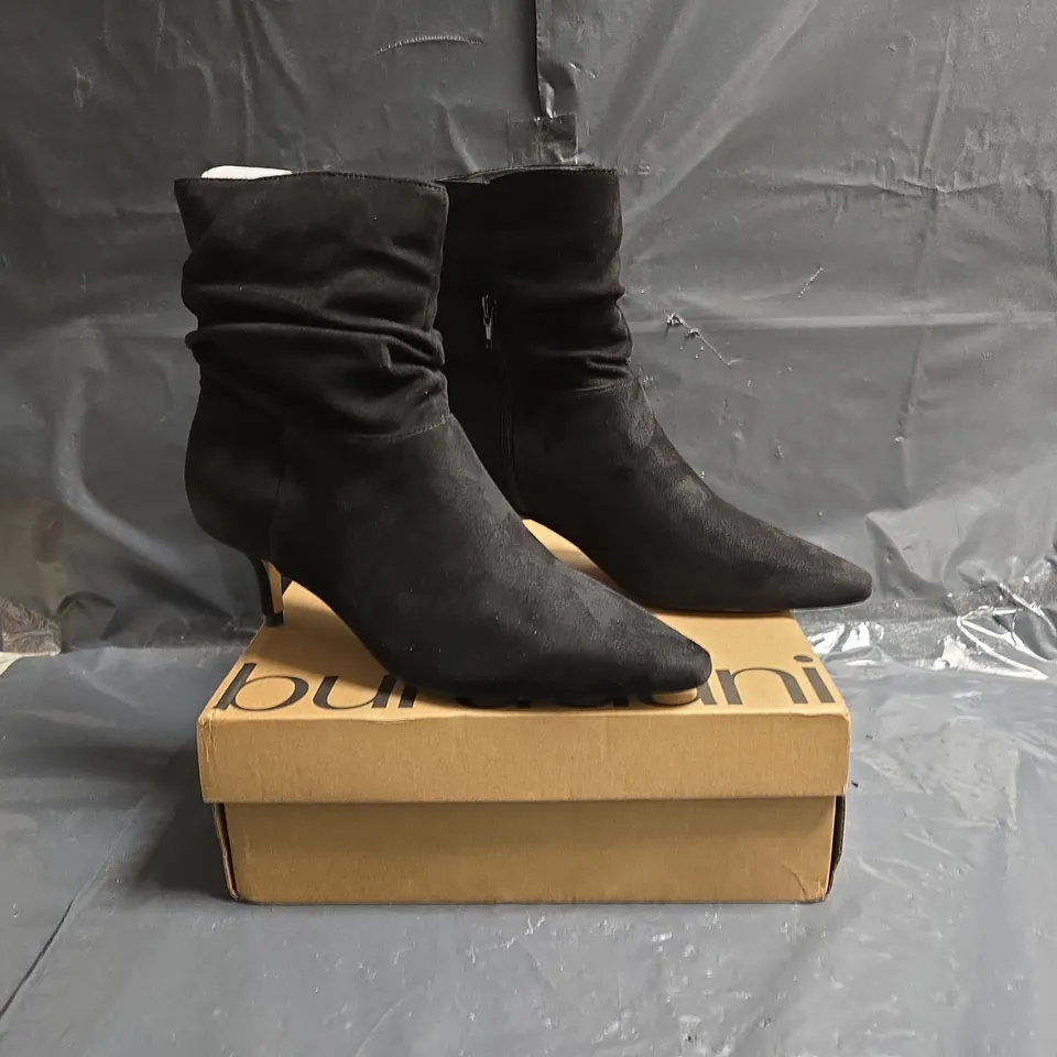 BOXED PAIR OF BURUDANI POINTED TOE LOW HEEL ANKLE BOOTS IN BLACK SIZE UK 7