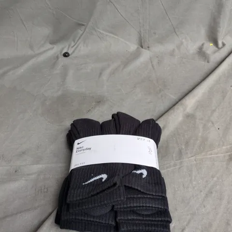 6 X NIKE BLACK SOCKS 8 - 11