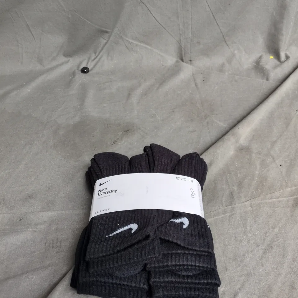 6 X NIKE BLACK SOCKS 8 - 11