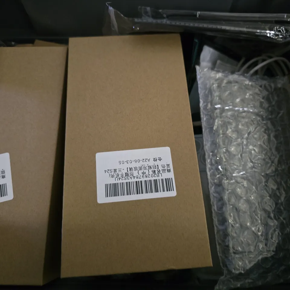 APPROXIMATELY 12 ASSORTED ITEMS TO INCLUDE - PHONE CASES , APM CABLE LIGHTNING  , BELKIN WALL CHARGER ETC