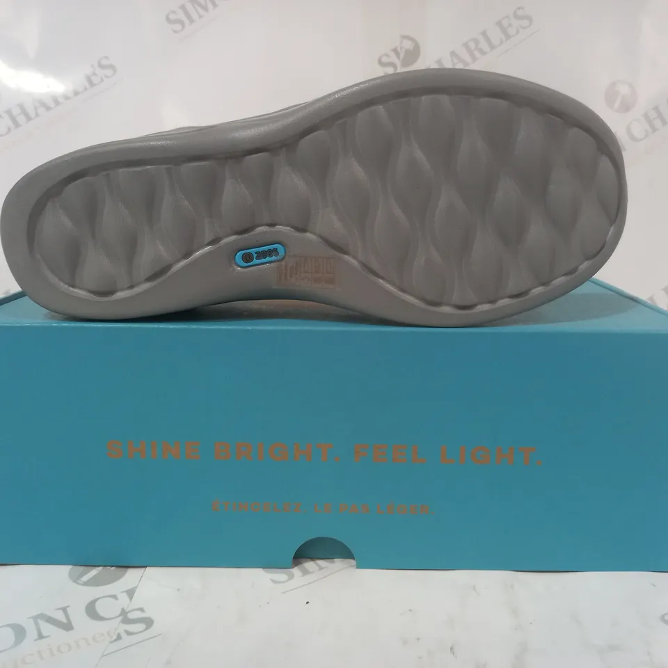BOXED PAIR OF BZEES SHOES IN DENIM BLUE SIZE 7