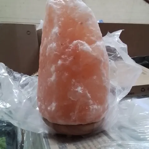PALLET CONTAINING A VERY LARGE QUANTITY OF SALT LAMPS