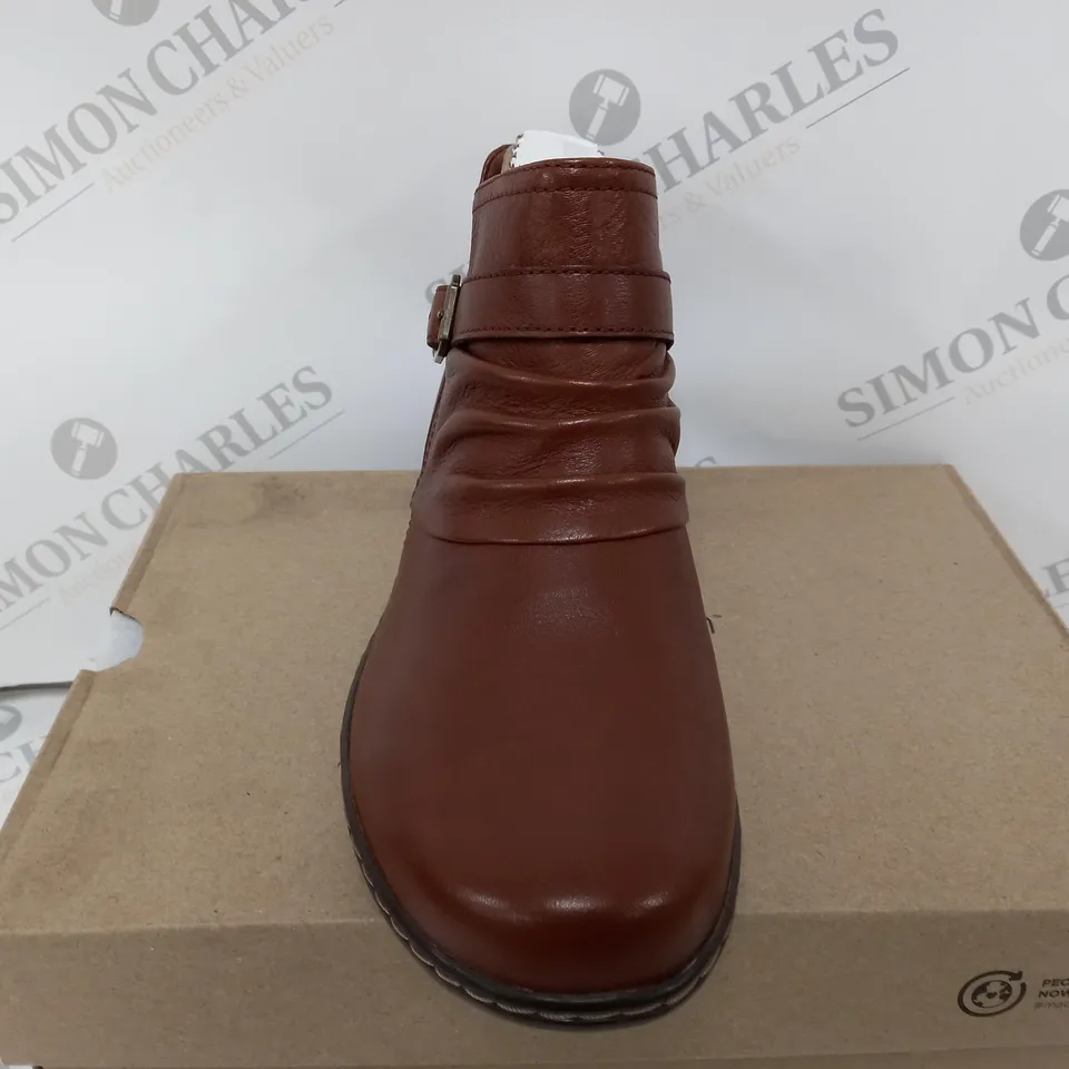 BOXED CLARKS CORA ROUCHED IN DARK TAN LEA - UK 6