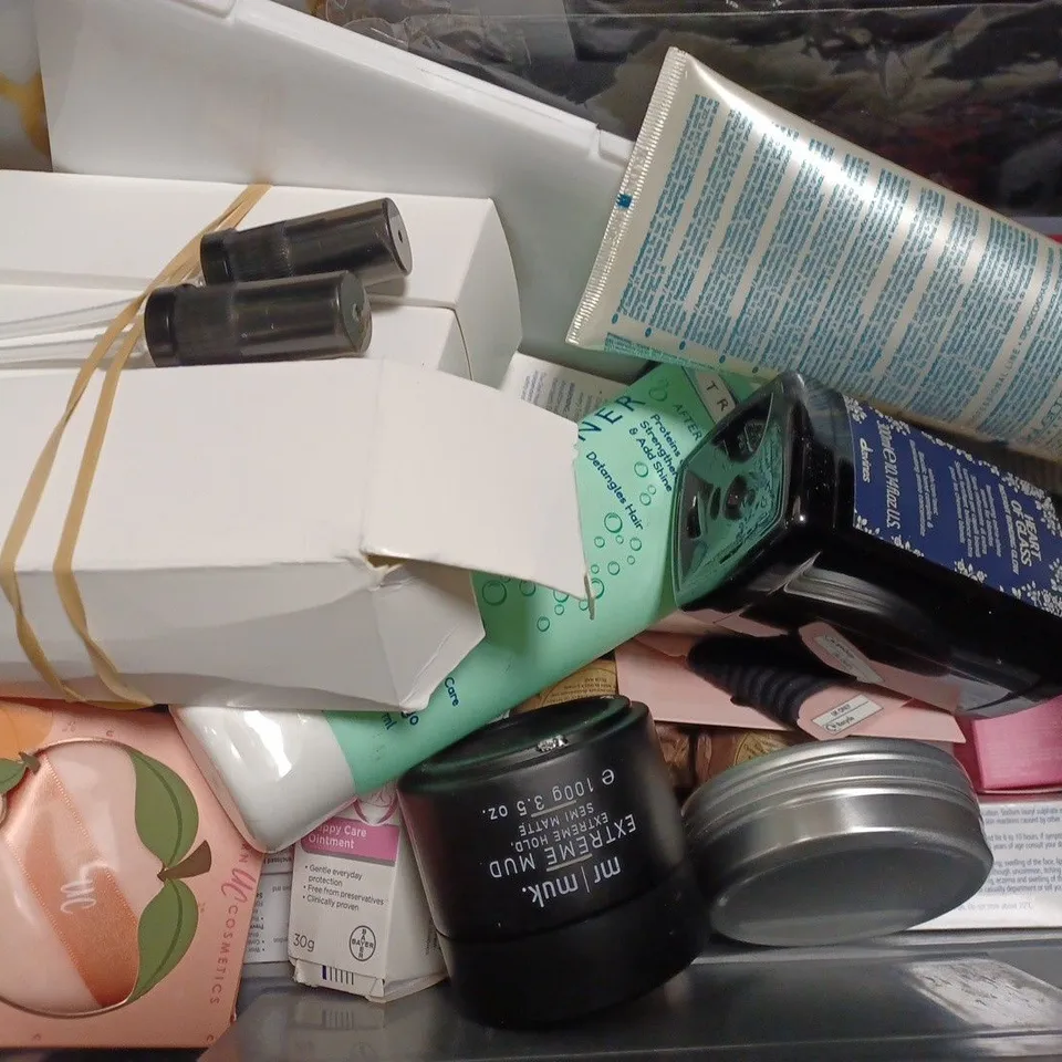 BOX OF APPROX 30 ASSORTED HEALTH AND BEAUTY ITEMS TO INCLUDE - TRI SWIM AFTER SWIM CARE - L'OREAL MEN EXPERT MOISTURIUSER - HEART OF GLASS INSTANT BONDING GLOW ECT 