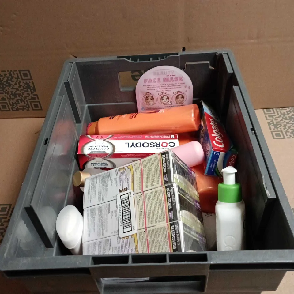 TOTE OF APPROXIMATELY 15 ASSORTED COSMETIC ITEMS TO INCLUDE CERA VE, LOREAL ELVIVE, CORSODYL, IMPERIAL LEATHER SOAP ETC