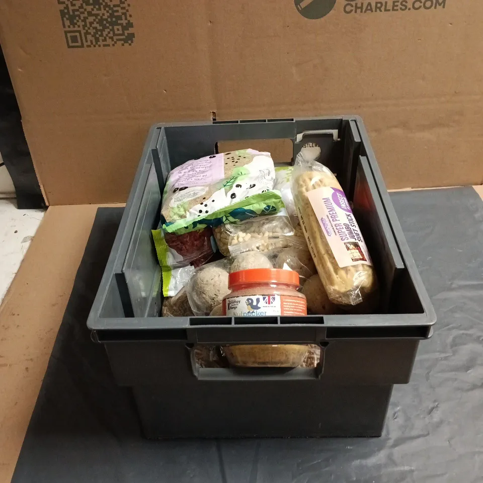 TOTE OF APPROXIMATELY 8 ASSORTED PET FOOD ITEMS TO INCLUDE FOREST WHOLE FOODS GROUND FLAXSEED, SUPER PREMIUM JUMBO SUET STICK, NUT PECKER PEANUT BUTTER ETC FOR BIRDS