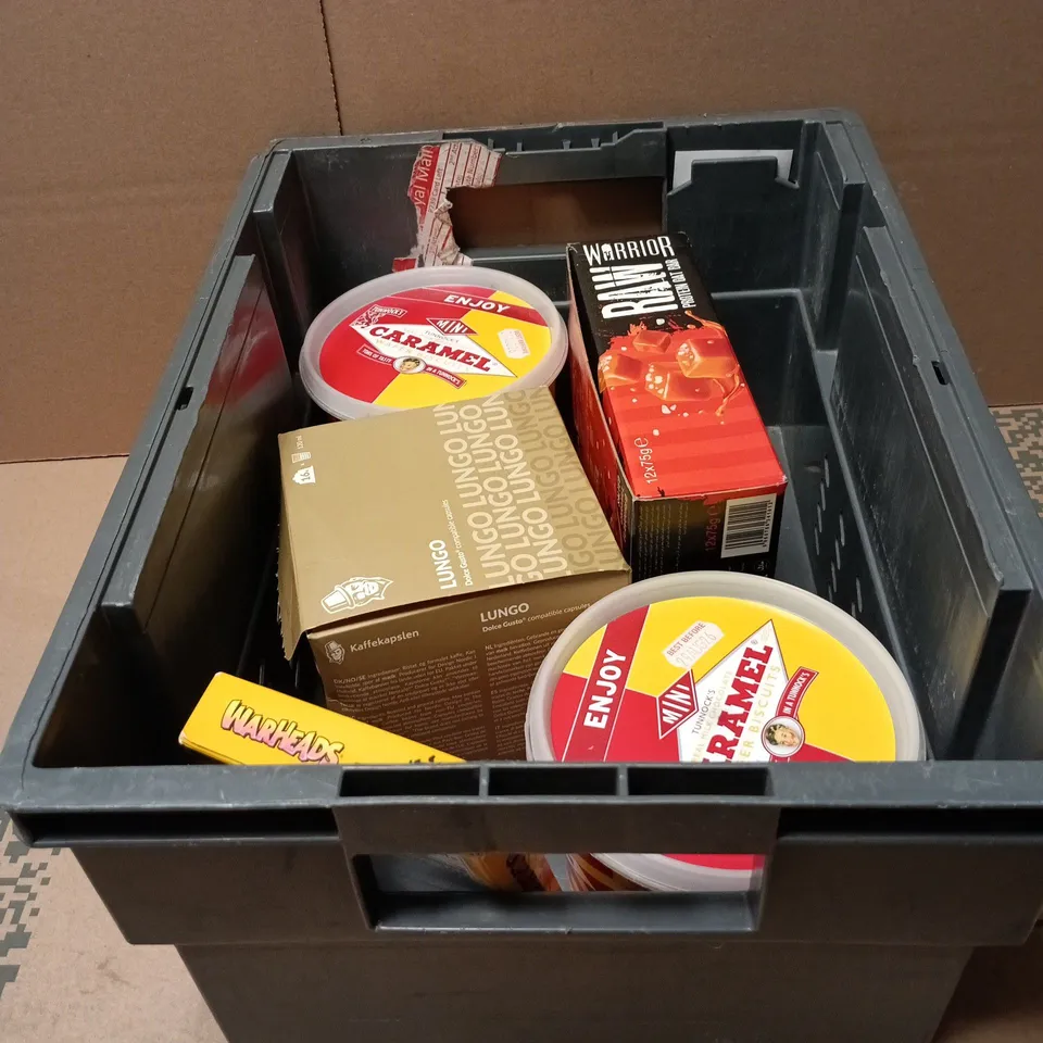 TOTE OF APPROXIMATELY 4 ASSORTED FOOD/DRINK ITEMS TO INCLUDE 16 X LUNGO DOLCE GUSTO COMPATIBLE CAPSULES, TUNNOCKS CARAMEL WAFER BISCUITS, WARRIOR RAW PROTEIN OAT BAR PACK ETC