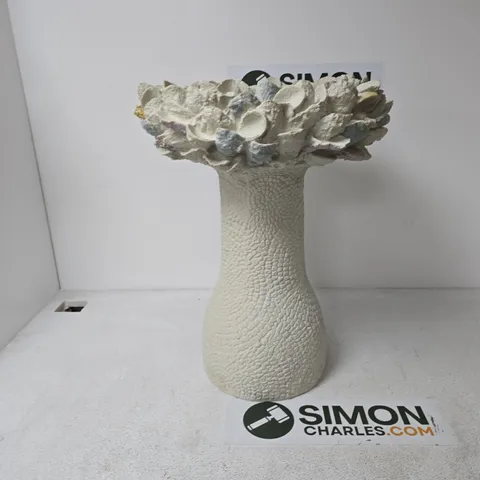 CERAMIC VASE WITH TEXTURED BODY AND PETAL-FORM RIM – CREAM GLAZE