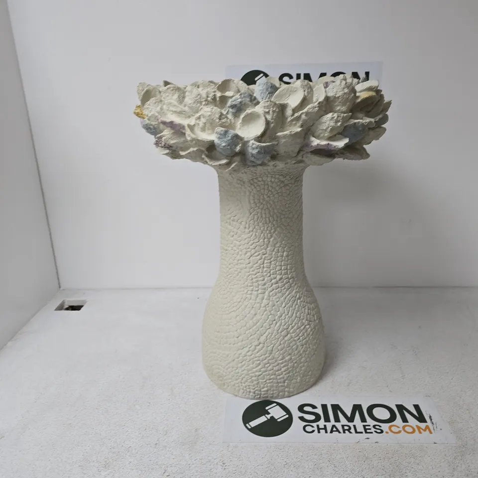 CERAMIC VASE WITH TEXTURED BODY AND PETAL-FORM RIM – CREAM GLAZE 