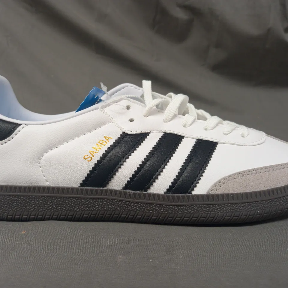 BOXED PAIR OF ADIDAS SAMBA SHOES IN WHITE/BLACK UK SIZE 6.5