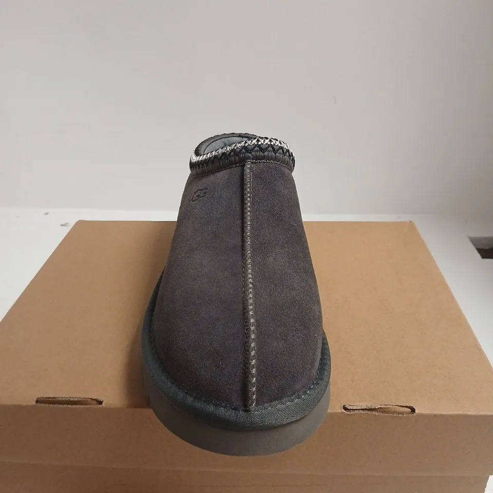 BOXED PAIR OF UGG MEN'S SLIPPERS – UK 11