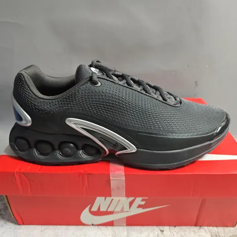BOXED PAIR OF NIKE AIR MAX DN TRAINERS IN GREY - UK 10.5