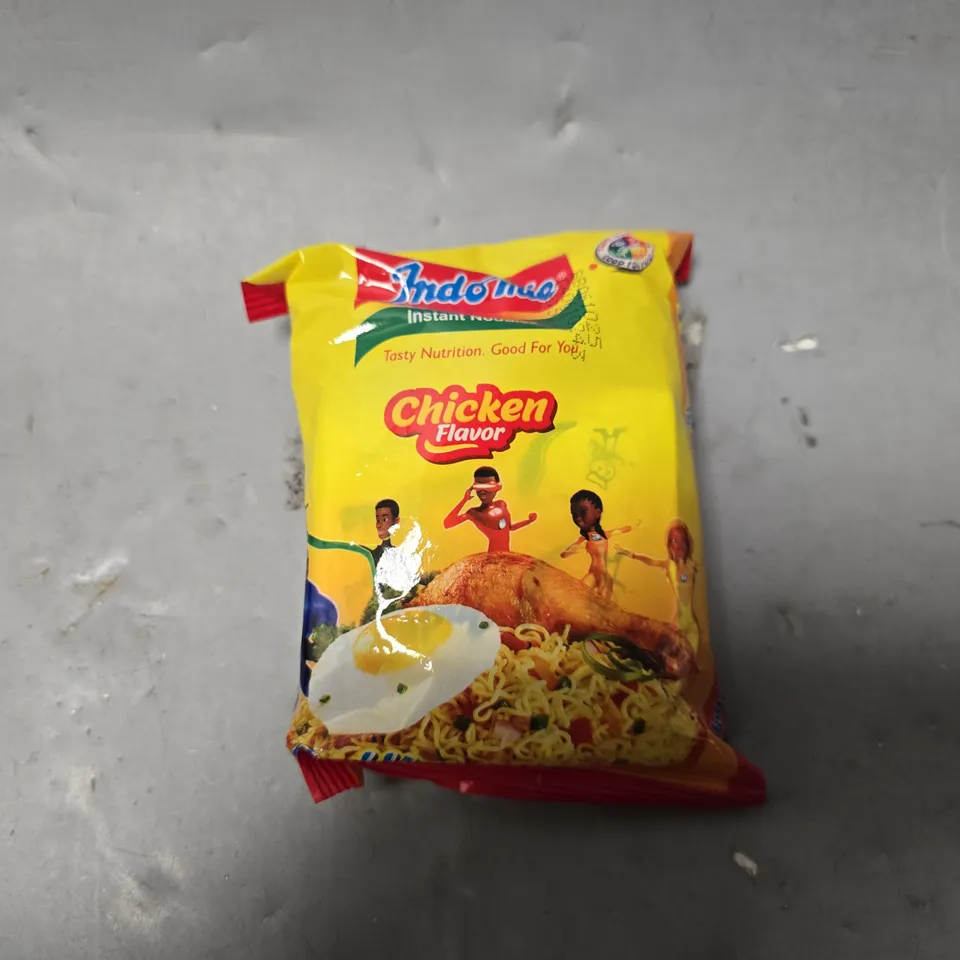 TOTE OF APPROXIMATELY 15 JNDOMIE CHICKEN FLAVOR INSTANT NOODLES 