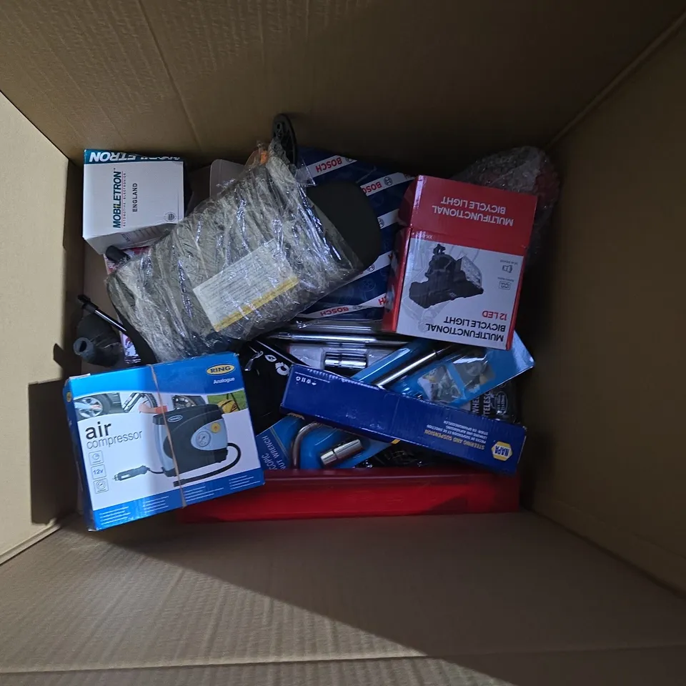 BOX OF ASSORTED CAR ITEM TO INCLUDE - SUN VISOR - TOOLS - BIKE HEADLIGHT / COLLECTION ONLY 