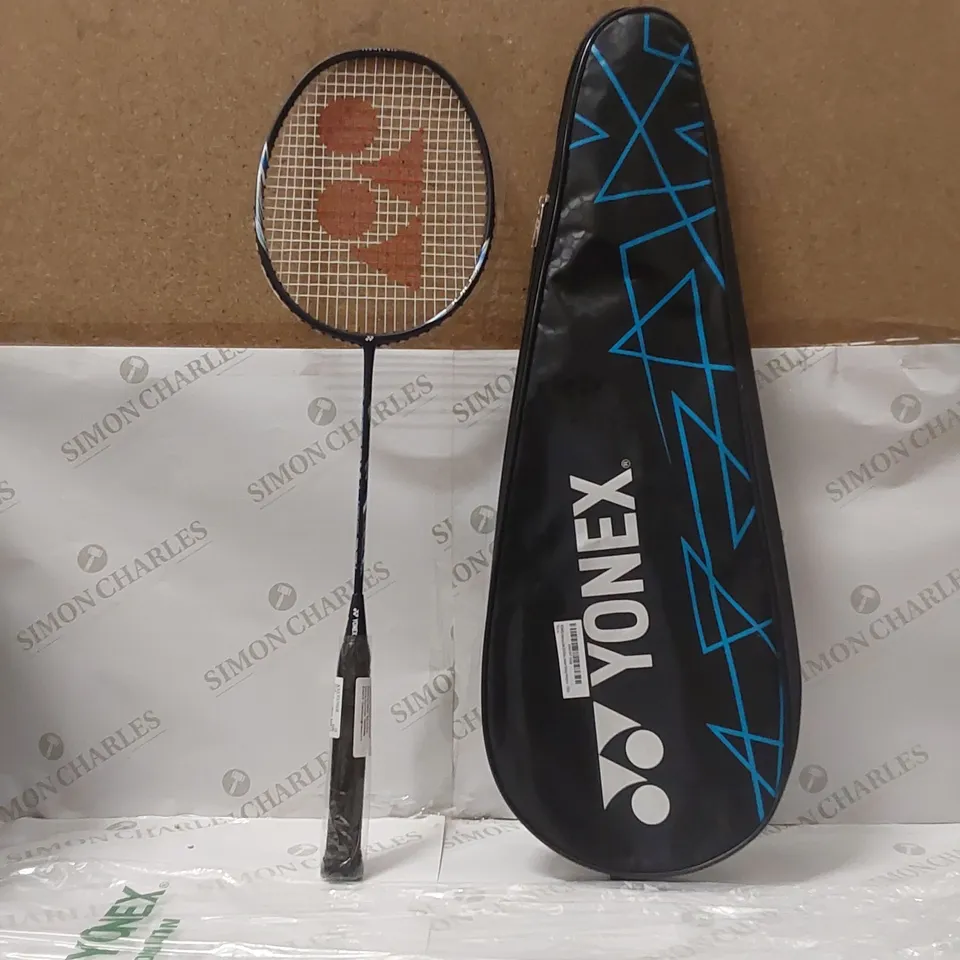 BRAND NEW YONEX ASTROX LITE 27I GRAPHITE STRUNG BADMINTON RACKET WITH FULL RACKET COVER (BLUE) - 30LBS RRP £70