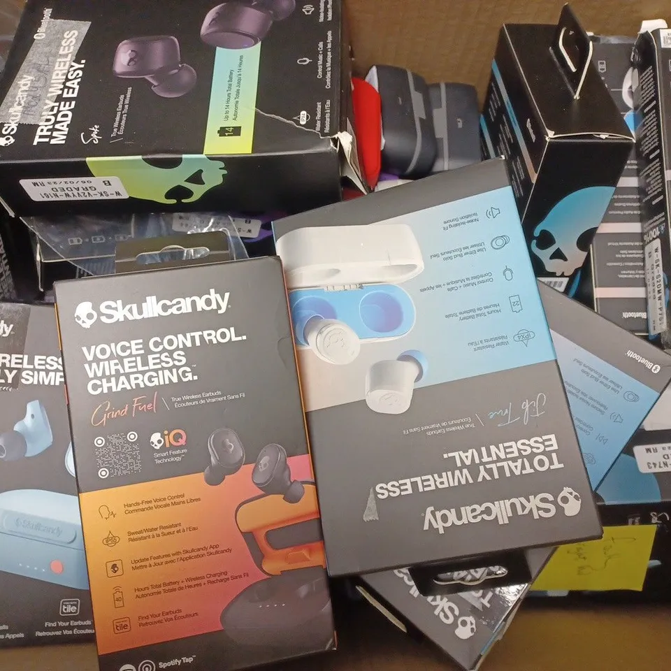 BOX OF APPROX 30 ASSORTED SKULL CANDY EARPHONES TO INCLUDE - GRIND FUEL - SESH EVO - SPOKE ECT
