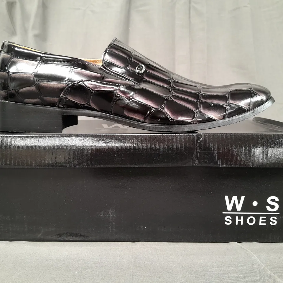 BOX OF APPROXIMATELY 6 PAIRS OF W.S SLIP-ON SHOES IN BLACK - VARIOUS SIZES