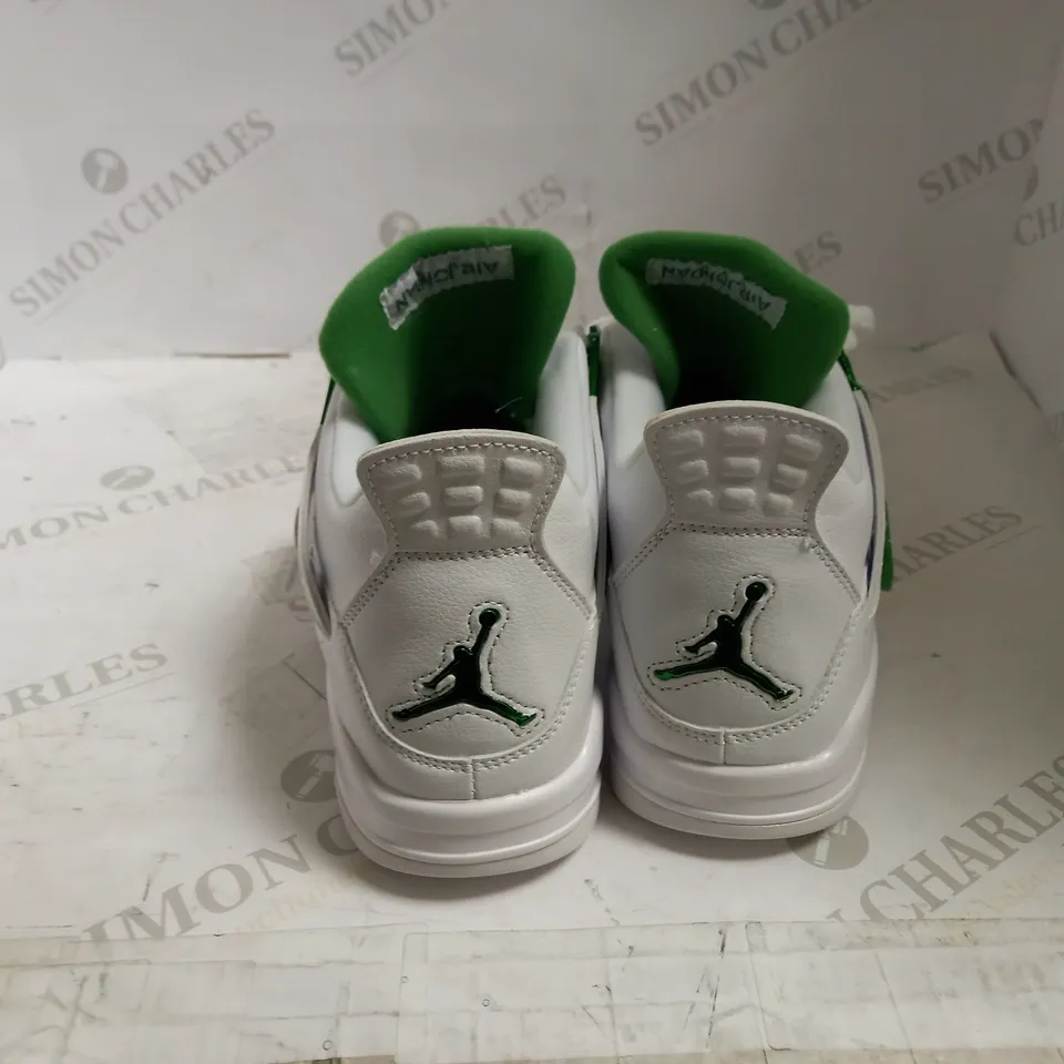 TRAINERS IN THE DESIGN OF AIR JORDAN 4 RETRO WHITE/GREEN - UK SIZE 9