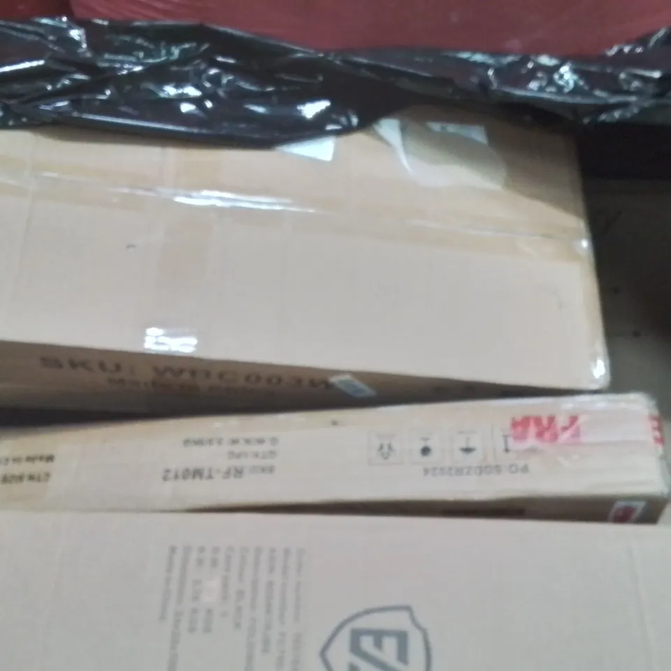 PALLET TO CONTAIN AN ASSORTMENT OF HOUSEHOLD ITEMS TO INCLUDE PET POTTY, POKER MAT, FOLDING CHAIR AND BED RAIL ECT 