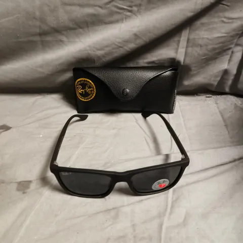RAY-BAN SUNGLASSES – BLACK RECTANGULAR FRAME WITH CASE