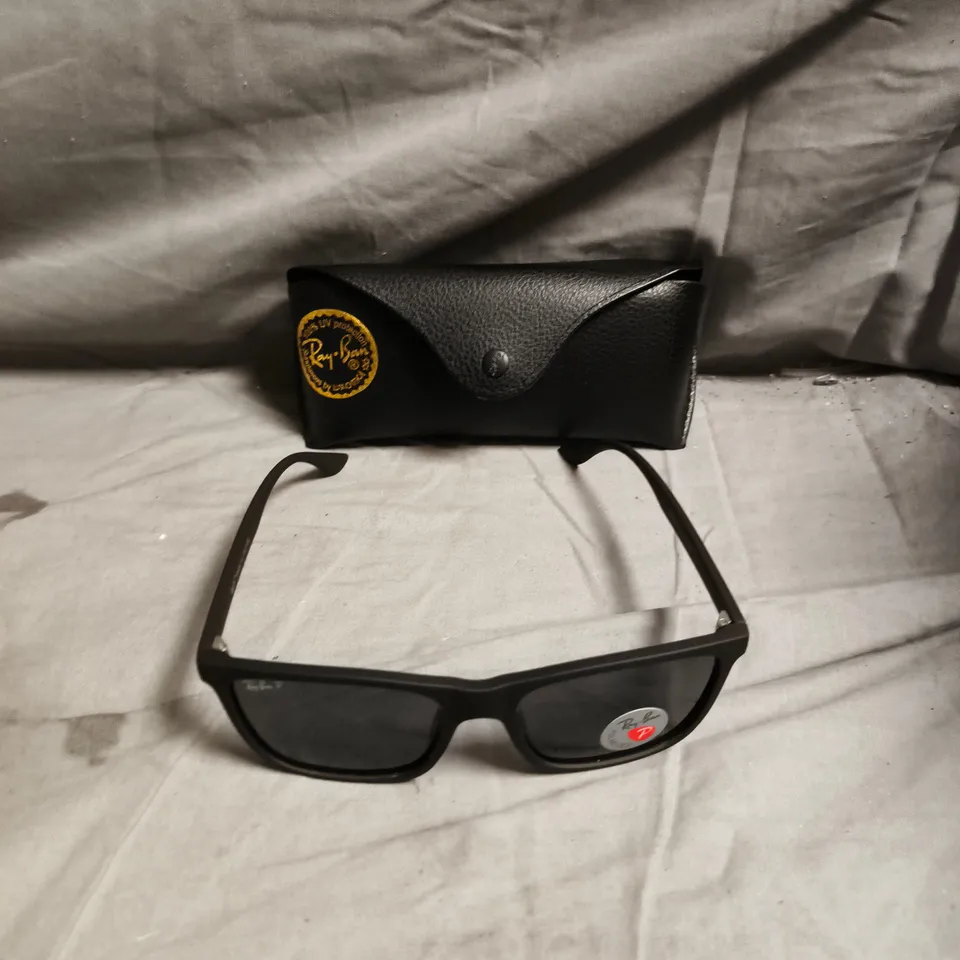 RAY-BAN SUNGLASSES – BLACK RECTANGULAR FRAME WITH CASE