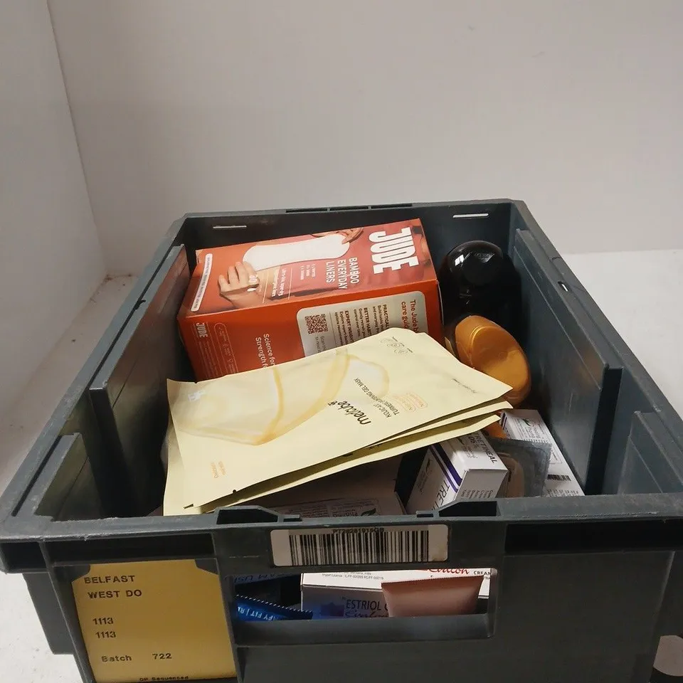 TOTE OF APPROXIMATELY 30 ASSORTED COSMETIC ITEMS TO INCLUDE JUDE BAMBOO EVERYDAY LINERS, PALMOLIVE, MEDICUBE GEL MASKS, CORNISH SEAWEED BATH CO ORGANIC FACE OIL ETC