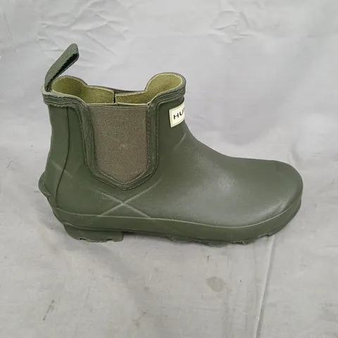 PAIR OF HUNTER SHORT WELLINGTON BOOTS IN GREEN - 8