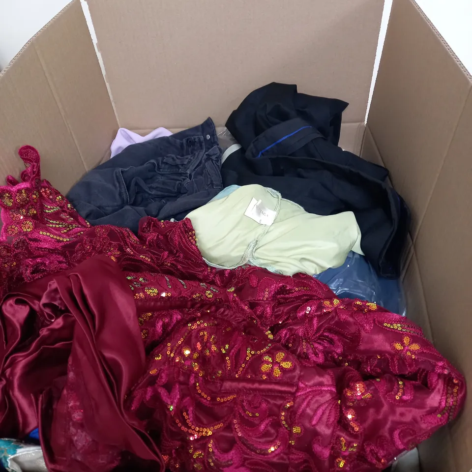 BOX OF APPROX. 25 ASSORTED CLOTHING VARYING IN SIZE/COLOUR/STYLE TO INCLUDE:  TOPS, TROUSERS, JUMPERS