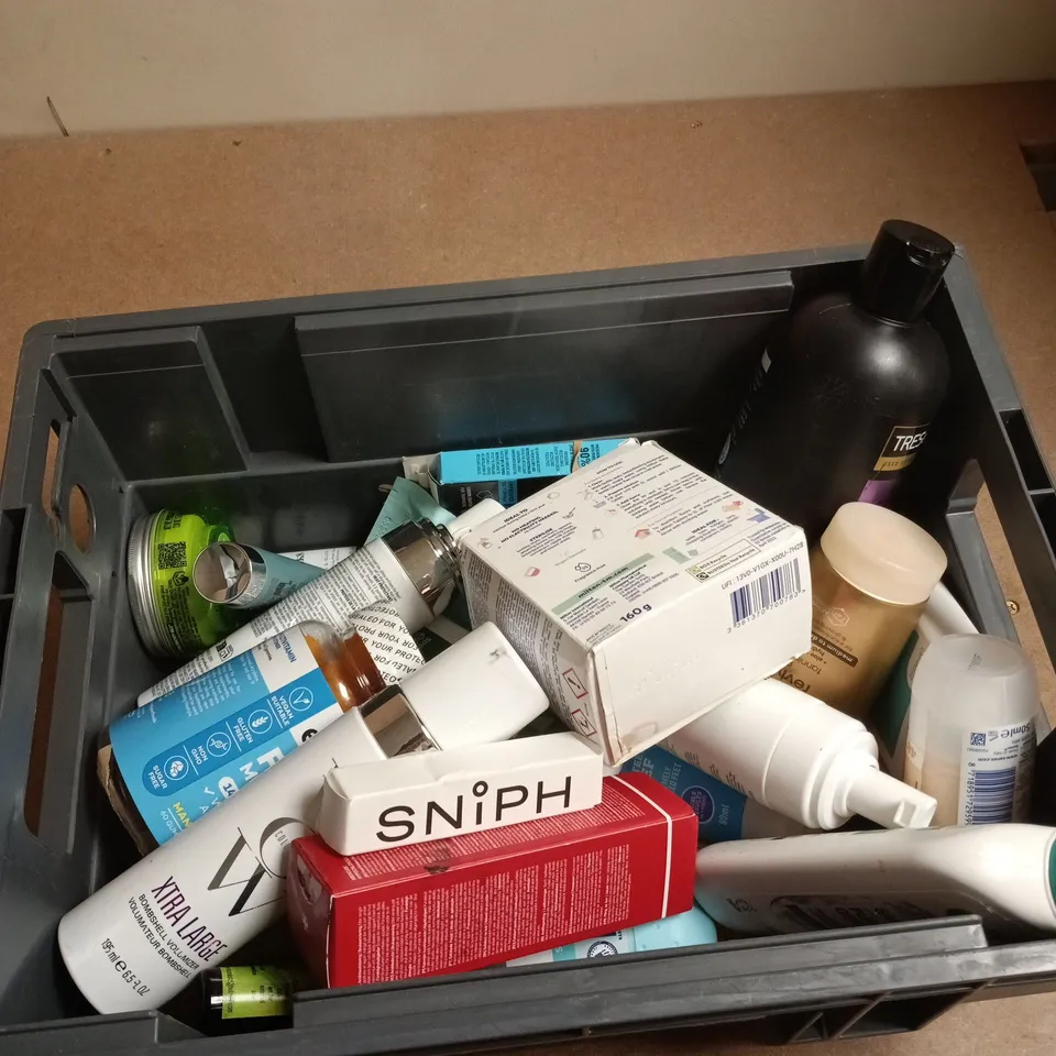 BOX OF APPROXIMATELY 10 BEAUTY PRODUCTS INCLUDING MEDICUBE HYPOCHLOOUS ACID PEEL SHOT, MILTON 40 STERILISING TABLETS AND MEDIK8 GENTLE CLEANSE