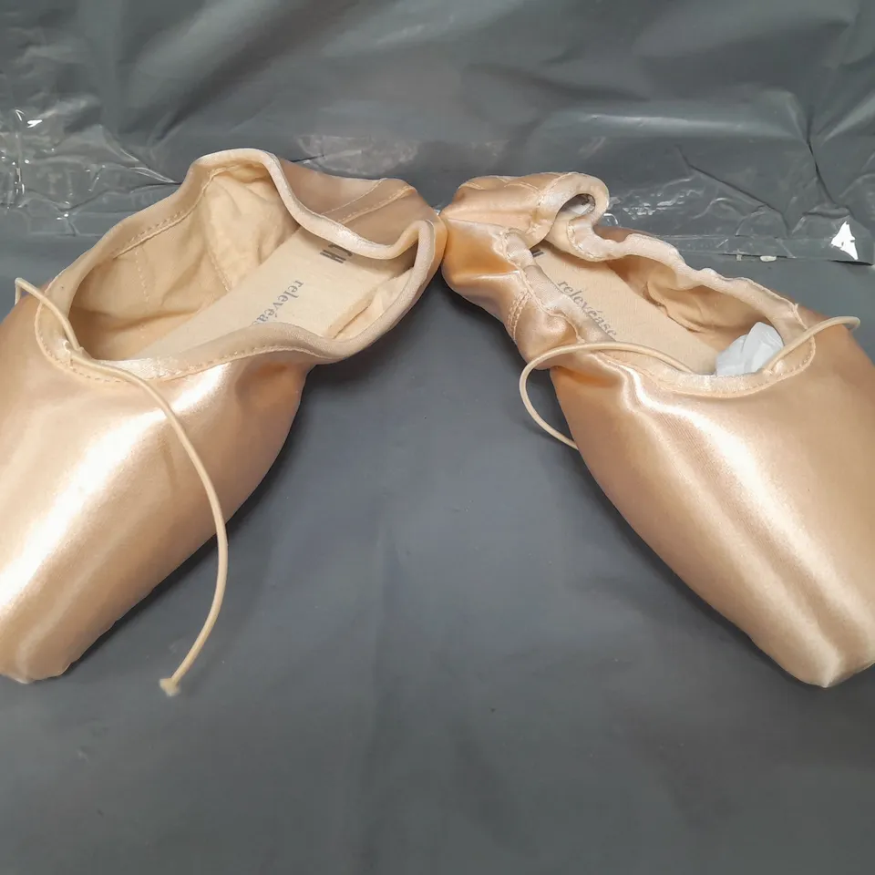 BOXED PAIR OF BLOCH POINTED SHOES IN PINK SIZE 6.5