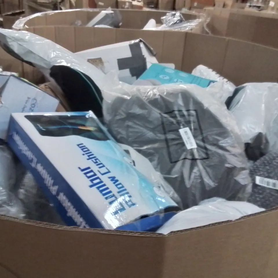 PALLET CONTAINING LARGE QUANTITY OF PILLOWS