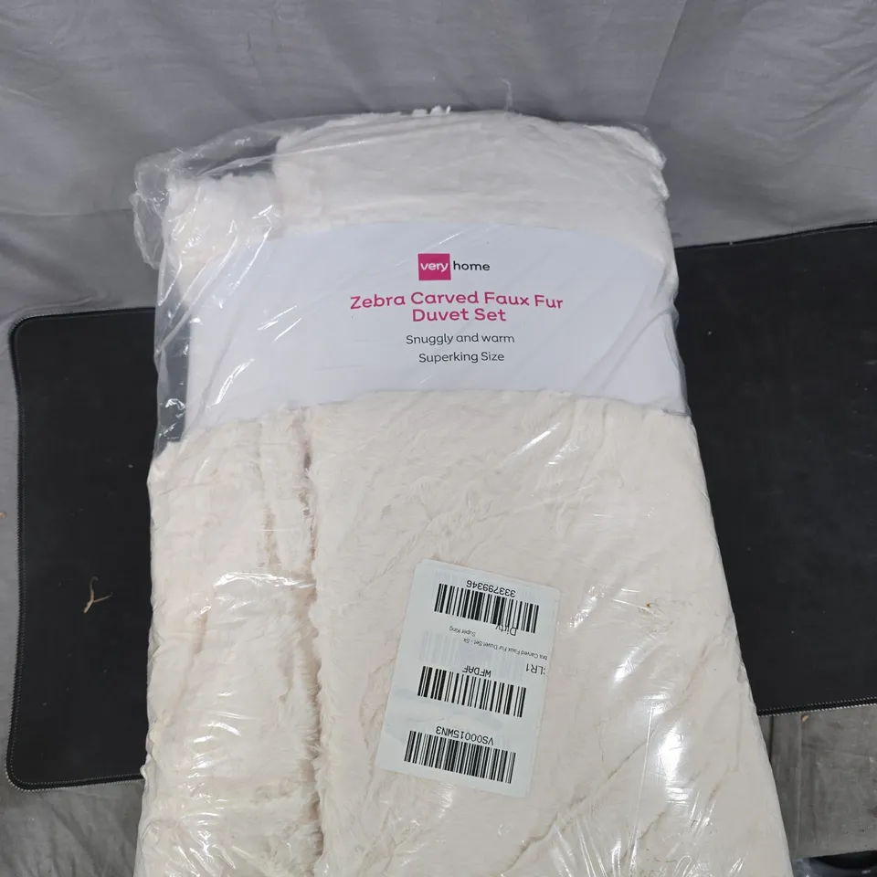 VERY HOME ZEBRA CARVED FAUX FUR DUVET SET – SUPERKING SIZE
