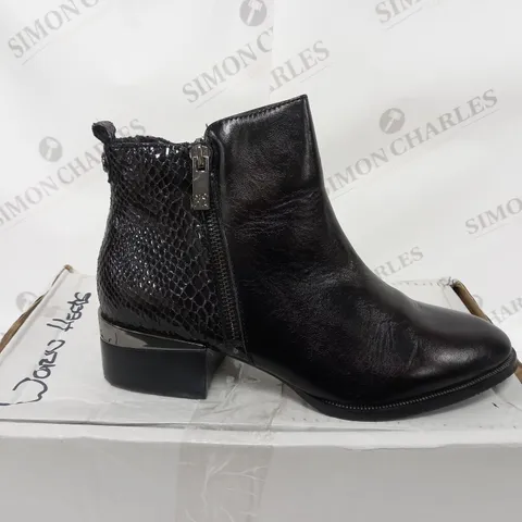 PAIR OF MODA IN PELLE TAMI ANKLE BOOTS BLACK SIZE 5