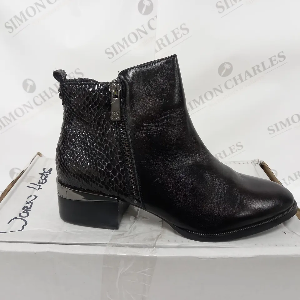 PAIR OF MODA IN PELLE TAMI ANKLE BOOTS BLACK SIZE 5