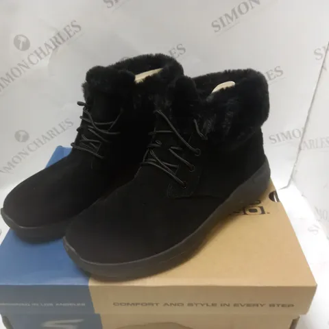 BOXED SKETCHERS PERFORMANCE BLACK - SIZE 6