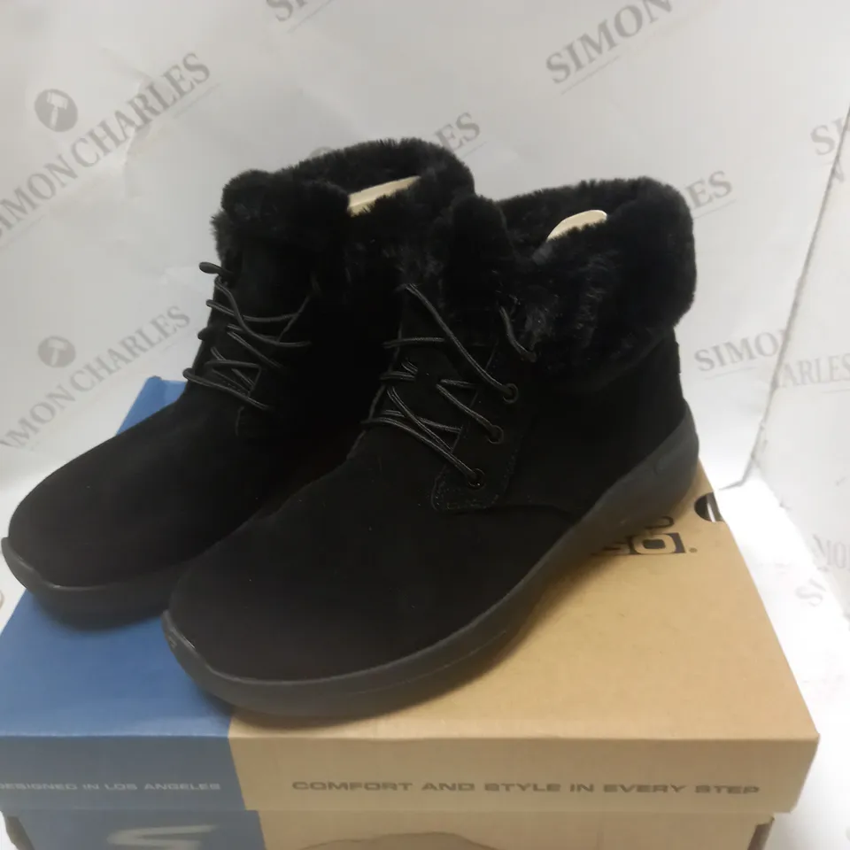BOXED SKETCHERS PERFORMANCE  BLACK - SIZE 6