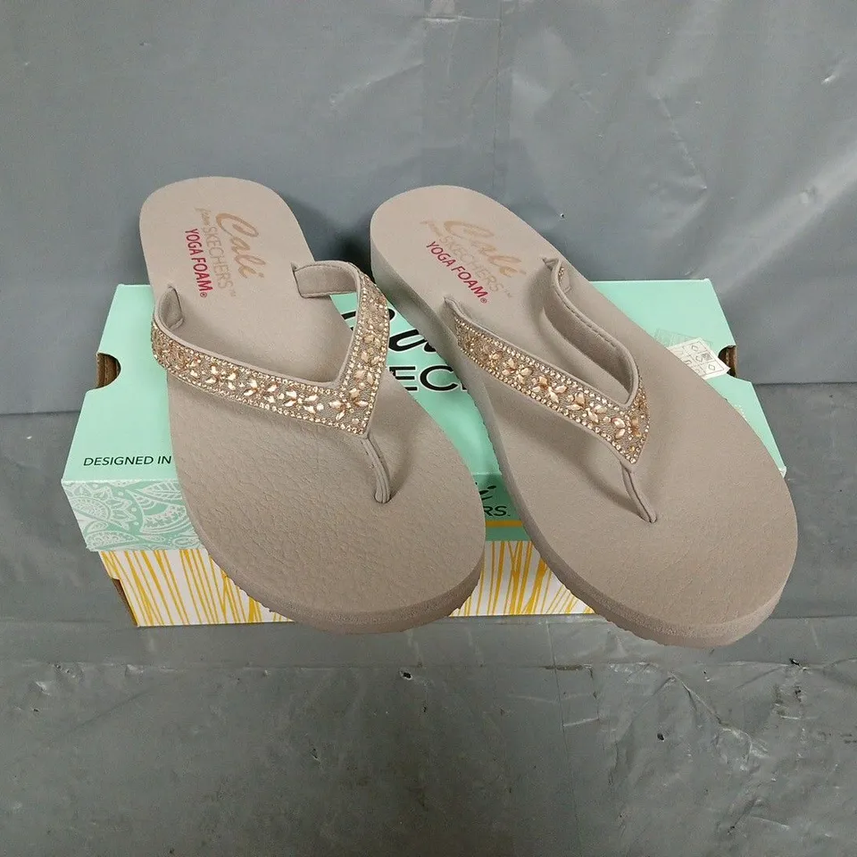 BOXED PAIR OF SKECHERS CALI FLIP FLOPS - SIZE 7 