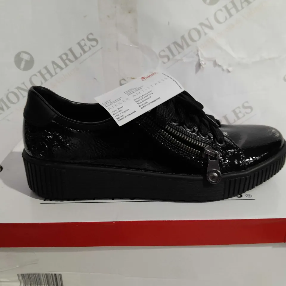 BOXED PAIR OF RIEKER TRAINERS WITH ZIP IN BLACK UK SIZE 4