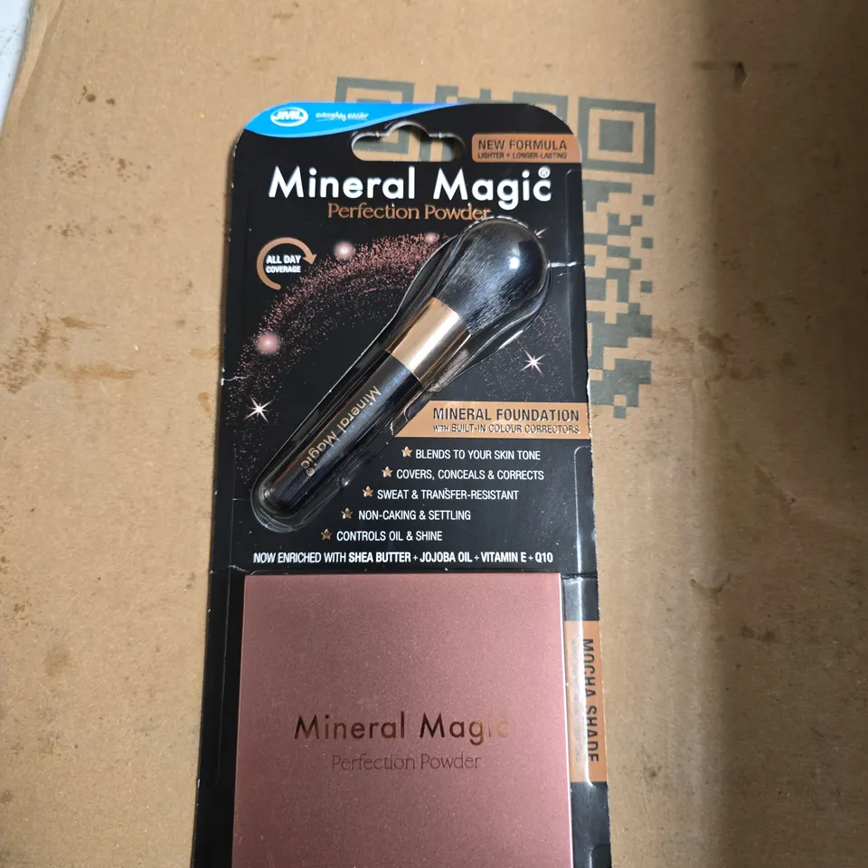 TOTE OF APPROXIMATELY 20 ASSORTED COSMETICS TO INCLUDE: MINERAL MAGIC PERFECTION POWDER 