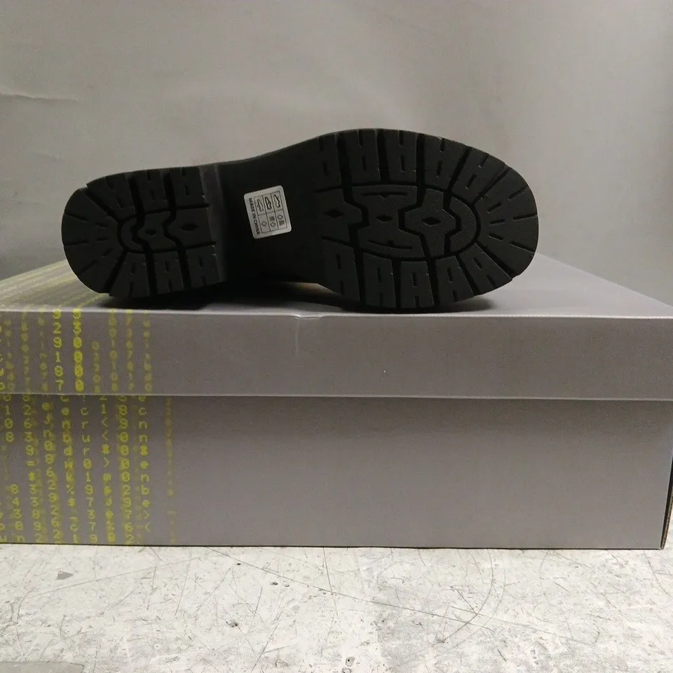 BOXED PAIR OF KOI TEXEL SHEARLING SWITCH BOOTS IN BLACK SIZE UK 6