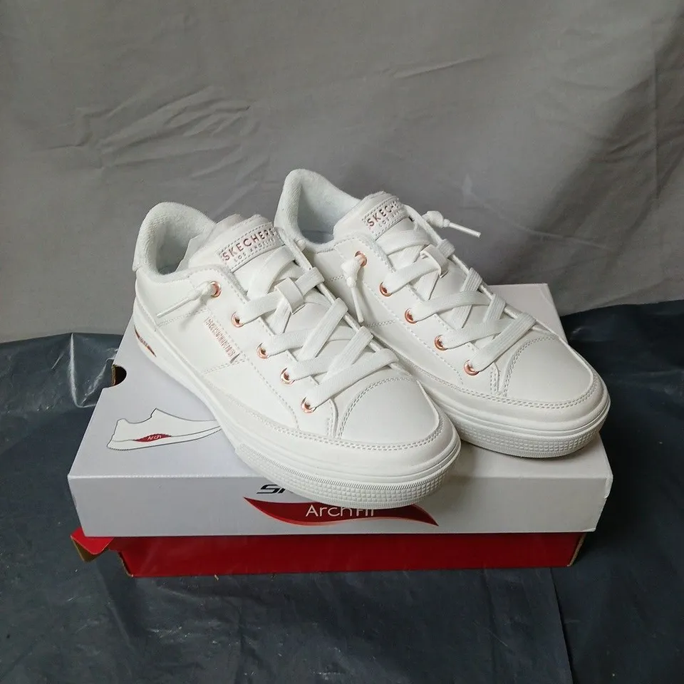 SKECHERS ARCH FIT WHITE TRAINERS – BOXED UK 3
