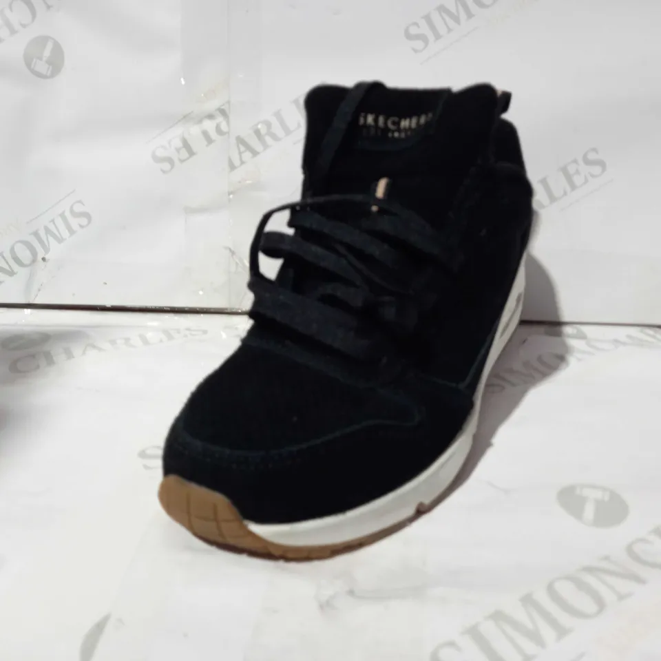 BOXED PAIR OF SKECHERS UNO LACE TRAINERS IN BLACK UK SIZE 3.5