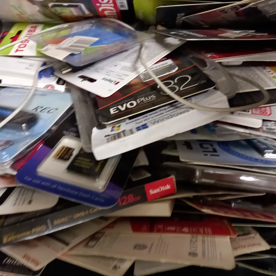 LOT OF APPROXIMATELY 50 ASSORTED MEMORY CARDS