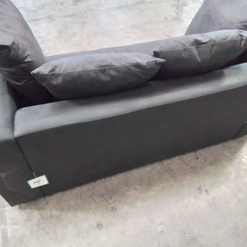 DESIGNER 2 SEATER LEATHER LOOK SOFA IN BLACK INCLUDES SCATTER BACK CUSHIONS 