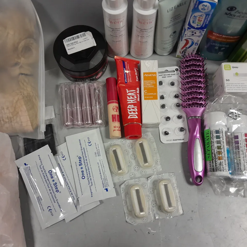 BOX OF APPROXIMATELY 15 COSMETIC ITEMS TO INCLUDE SHU UEMURA SHAMPOO, HEAD AND SHOULDERS SHAMPOO, STYLING WAX, ETC