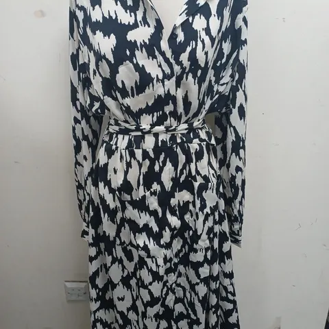 BOOHOO PLUS MONO PRINTED TIE BELT SHIRT DRESS - 20