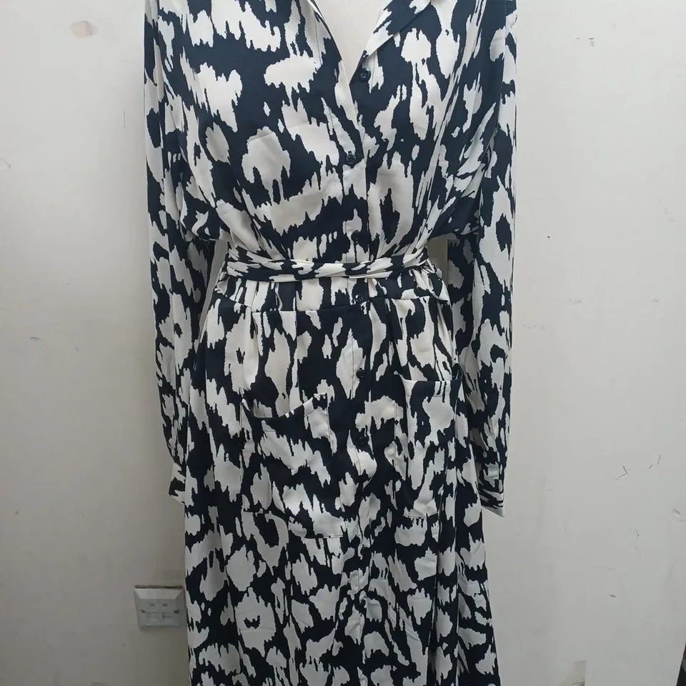 BOOHOO PLUS MONO PRINTED TIE BELT SHIRT DRESS - 20