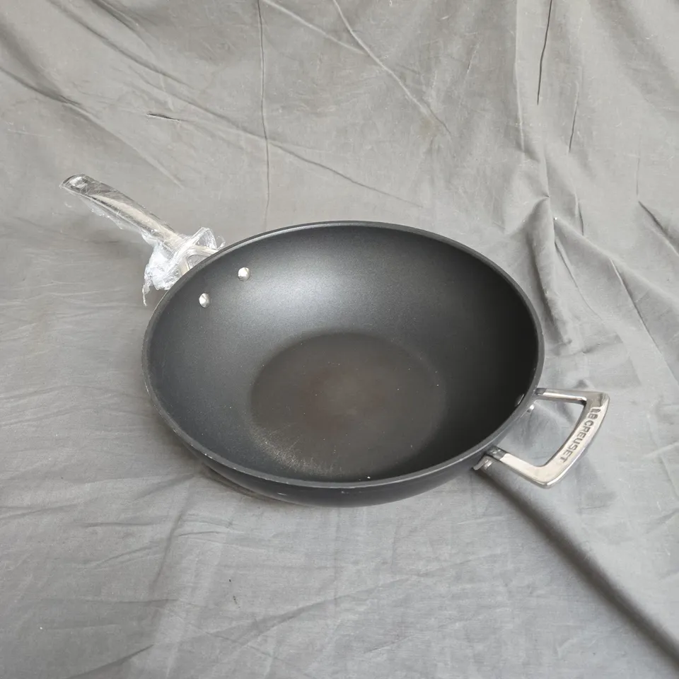 LE CREUSET WOK PAN IN BLACK