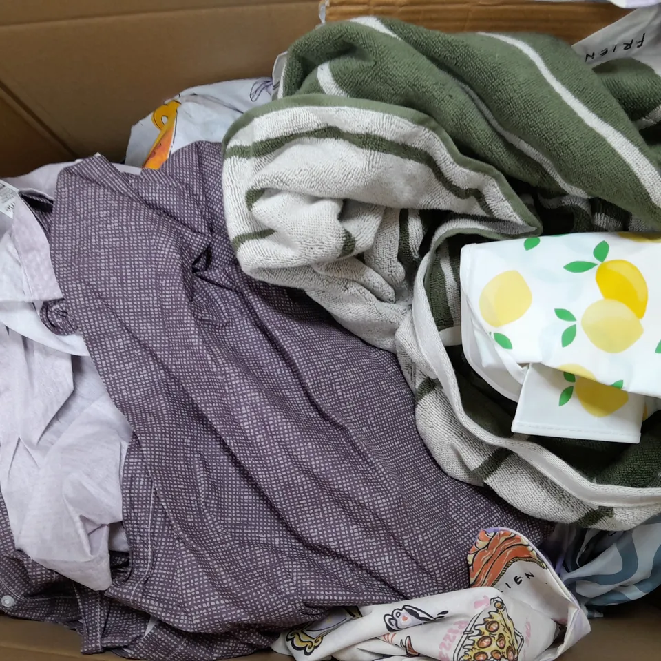 APPROXIMATELY 8 ASSORTED HOUSEHOLD ITEMS TO INCLUDE VARIOUS BEDDING IN VARIOUS SIZES AND STYLES